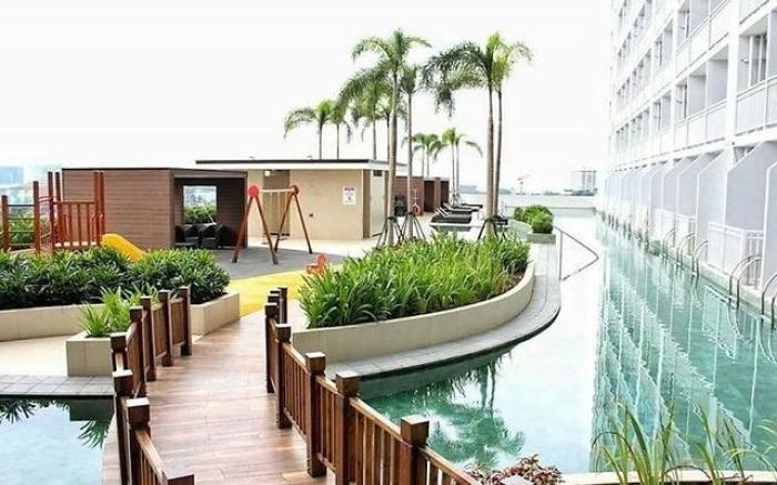 Breeze Residences - 1BR Unit w/ Balcony -Top Floor