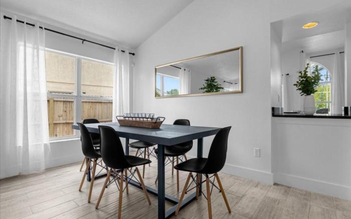 Bedrooms  2 Bathrooms Lindfields 3026 BC
