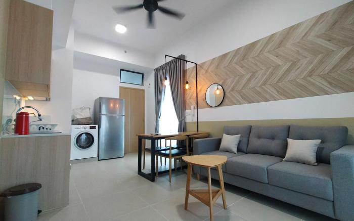 One Room 50mShopping Mall Monorail Breezy