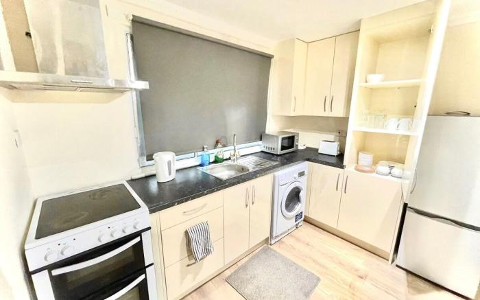 Ground Floor flat Nr. Heathrow with Free Parking