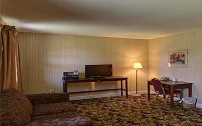 Budget Host East End Riverhead