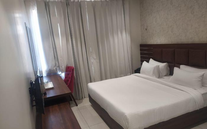 RAJLAXMI HOTEL - Free Airport Pickup and Drop