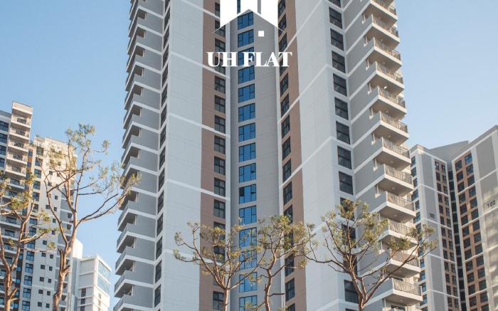 Y COLLECTION by UH FLAT OSIRIA