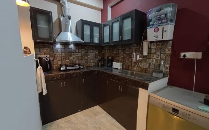 Modern 1BHK Fully Furnished Flat with Kitchen