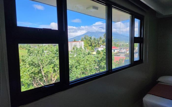 Spacious 5 BR townhouse, luxe, clean, modern