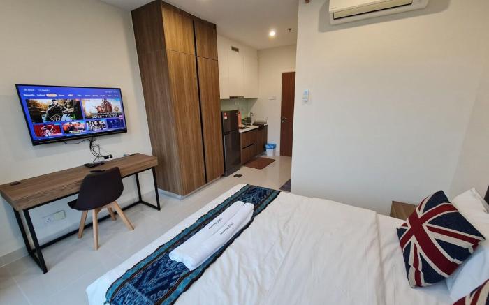 Lovely Kozi Square Studio Bedroom with Pool LV5C