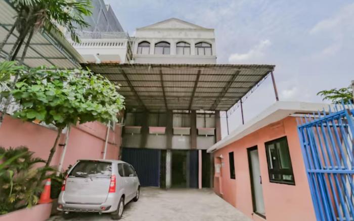 RedDoorz Syariah near Stasiun Karet