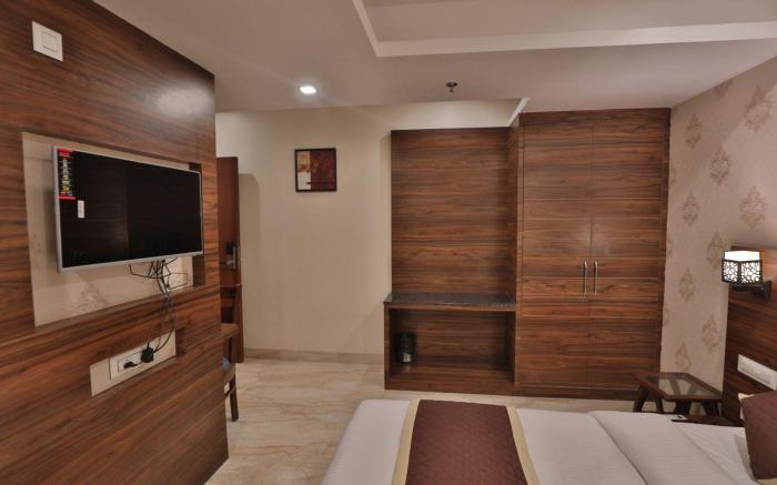 Hotel Candle Wood A Unit of A Plus Hospitality