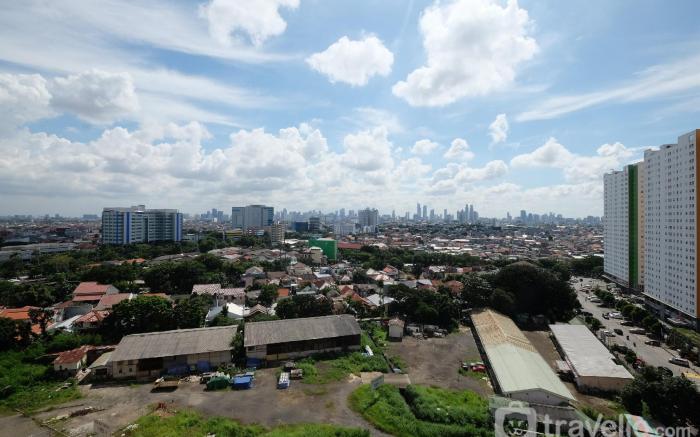 Nice Comfy Studio Green Pramuka City By Travelio
