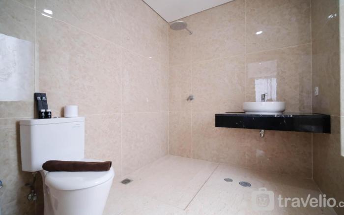 Nice 3BR at Grand Sungkono Lagoon By Travelio