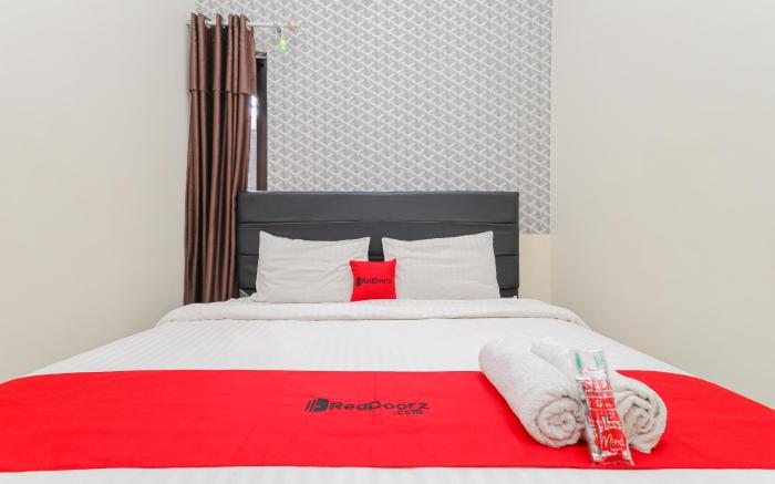 RedDoorz Syariah near Green Park Jatiwarna