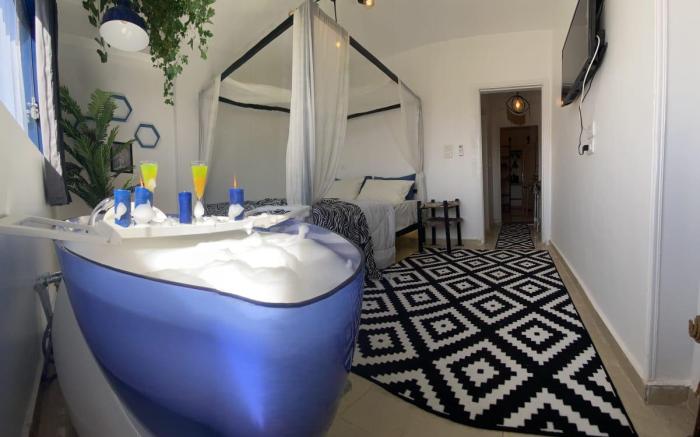 Pharaoh  jacuzzi pyramids view 