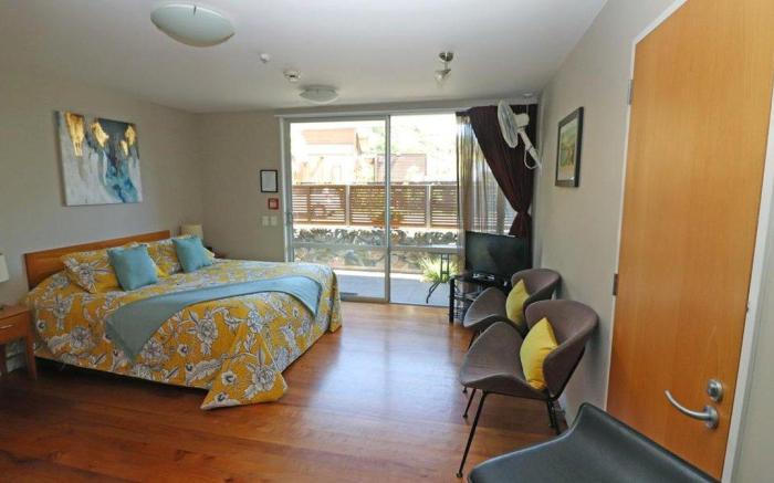Sumner Bay Motel