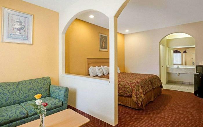 Scottish Inn & Suites - IAH Airport
