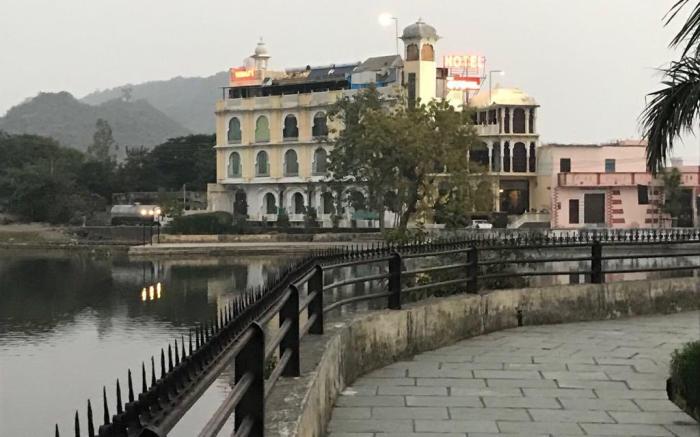Hotel Vishalas The Raj Kesar Regency