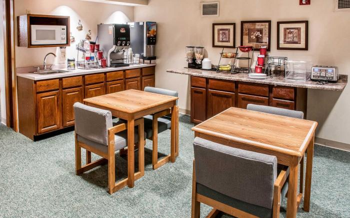 Econo Lodge Inn & Suites