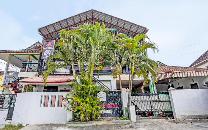 SPOT ON 92452 Griya Sandi Residence Family 