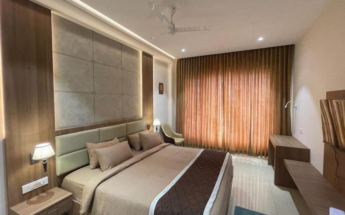 HOTEL VAHINI GRAND