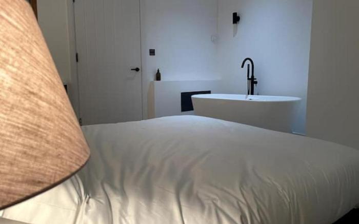 Stylish 1BR Unit with Free-Standing Bath Tub