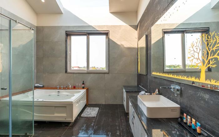 StayVista at The Francolin Farm with Pool &Jacuzzi