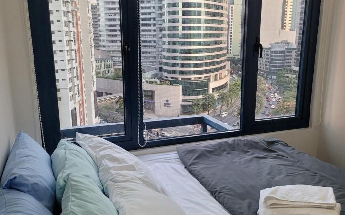 Aesthetic 1br w/ Pool View Near Airport & Sky Way