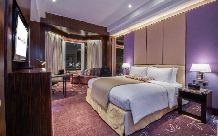 DIAMOND HOTEL MANILA ROOM For 1 to 2 Pax