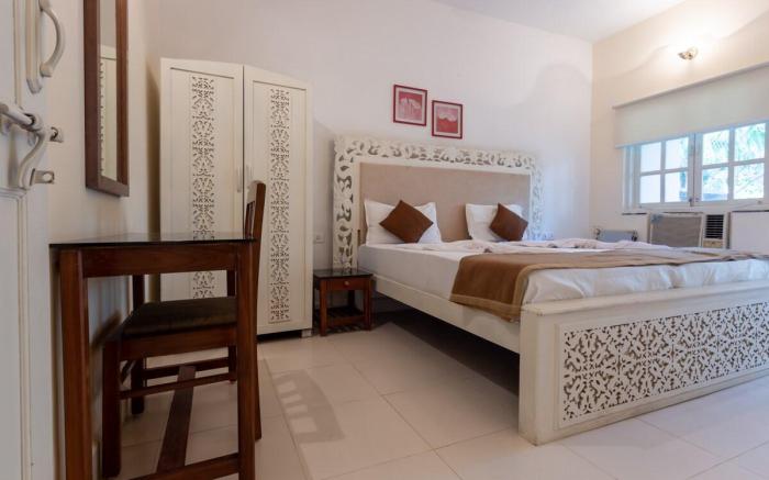 RoomzAway 3902:Poolside Retreat with Wifi Kitchen!