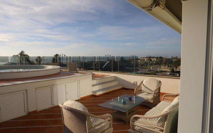Sea view flat with swimming pool