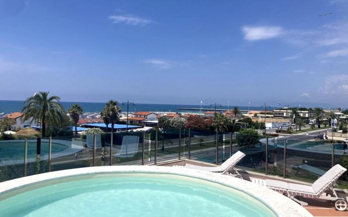 Sea view flat with swimming pool
