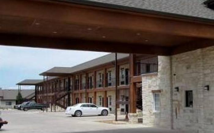 Pearsall Inn and Suites