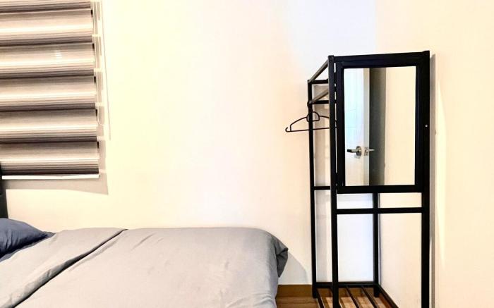 Melaka-Cozy 2-BR Retreat: AC, Street Views & Games