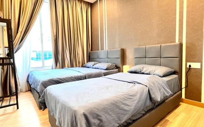 Melaka-Cozy 2-BR Retreat: AC, Street Views & Games