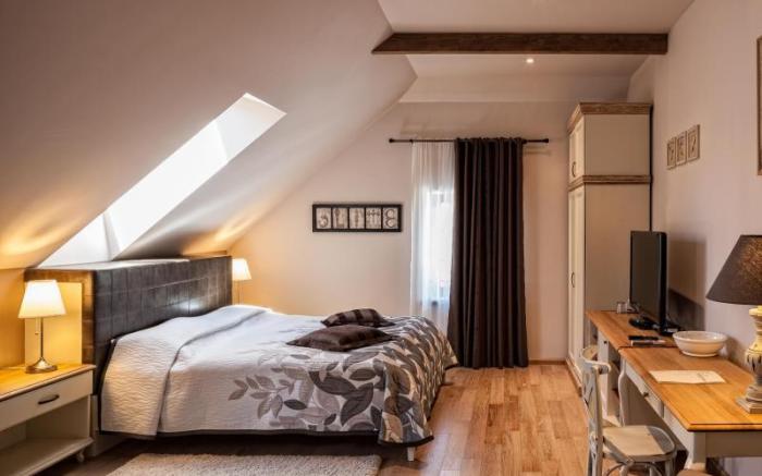 Dvor Tacen Bed & Breakfast