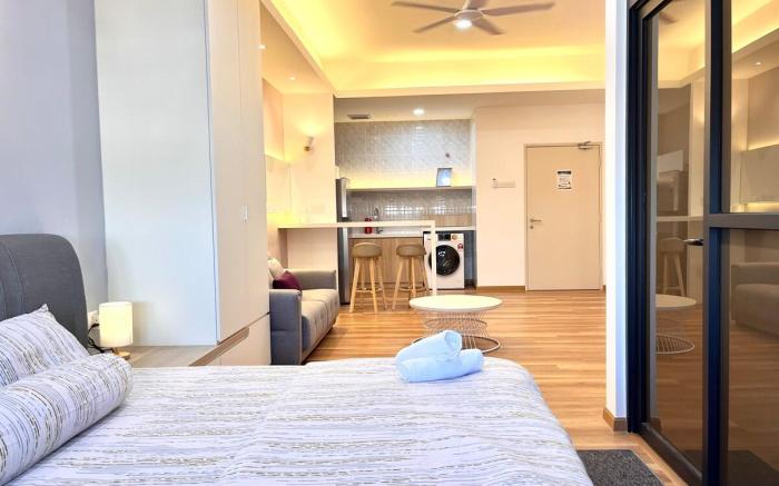Urban Vista: City Center Retreat with InfinityPool