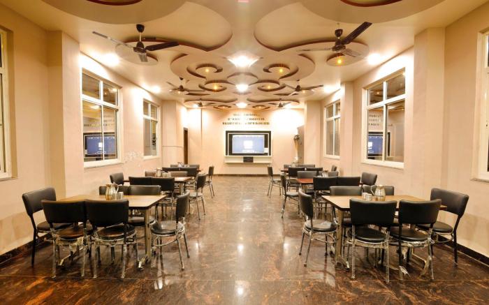 Hotel Kaaynat Mahal 25 Mtrs from Dargah