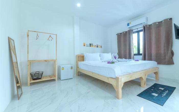 Phanomrung Hostel & Linn Chan Cafe 