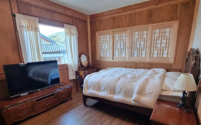 Iksan Geummagwan Private Hanok House