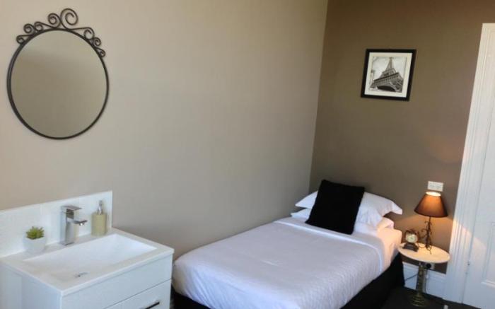 Centennial Inn on Bathurst