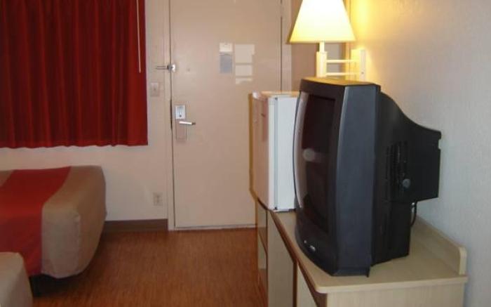 Home 6 Motel