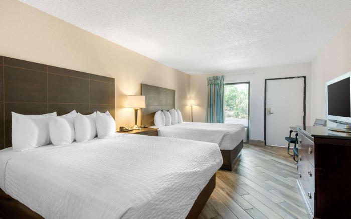 Clarion Inn & Suites Kissimmee-Lake Buena Vista South