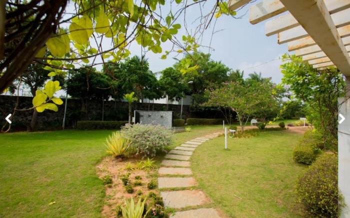 LUSH GARDEN RESORT