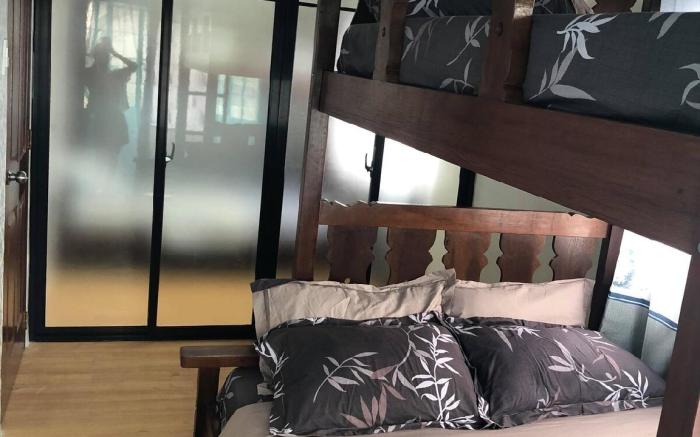 TAGAYTAY CITY CHALET FREE WIFI+NETFLIX