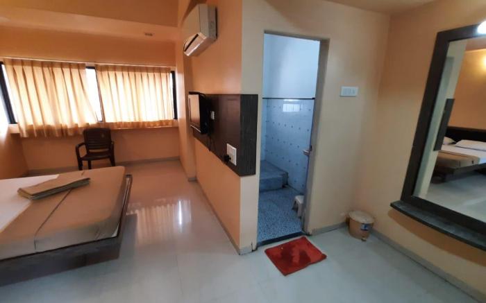 Sugandha Lodge, Solapur