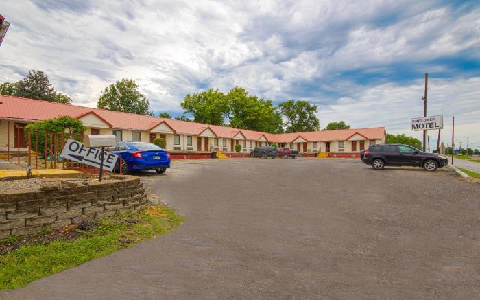 Sunflower Motel Hiawatha By OYO