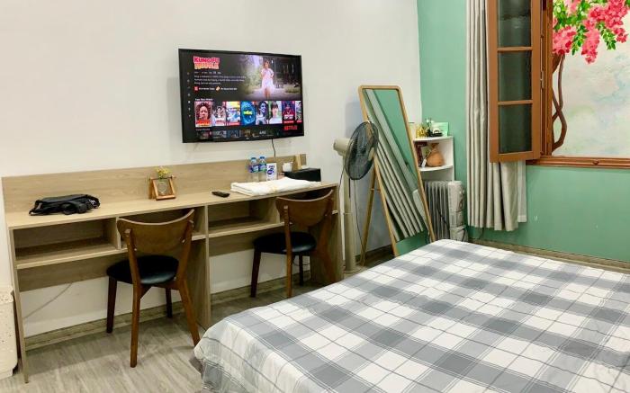 TV-Netflix STU 302 + Near Uncle Ho's Mausoleum
