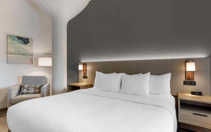 Comfort Inn & Suites Newark Liberty International Airport