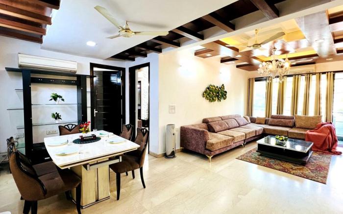 BluO 3BHK Green Park, Private Garden Balcony, Lift