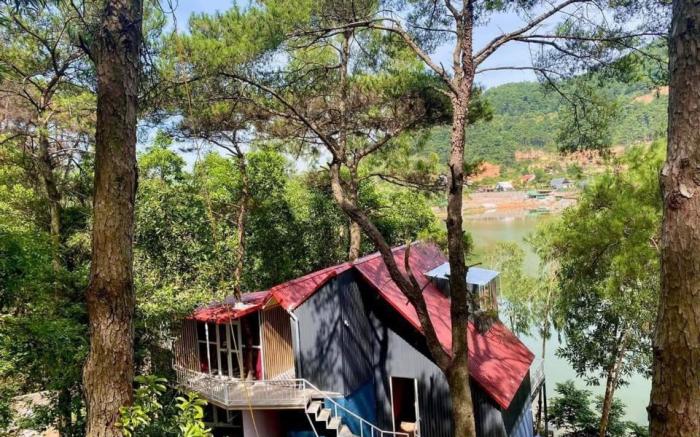 House by Dong Do Lake