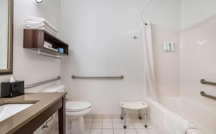 Country Inn & Suites by Radisson, Watertown, SD