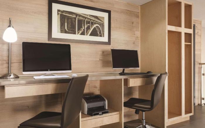 Country Inn & Suites by Radisson, Bakersfield, CA